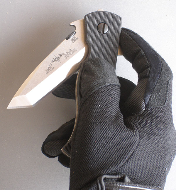 Emerson CQC-7BW features a bearing pivot system and has three options for bringing the blade into action: Flipper, Emerson Wave, and thumb disk.