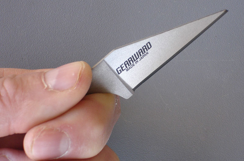 Gearward HemiSERE is modernized version of classic OSS/SOE Lapel Dagger. It’s made of a special titanium/ceramic composite and has a single-edge Wharncliffe blade profile.