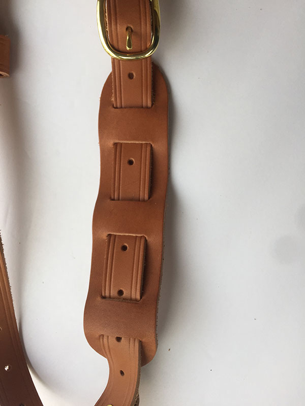 Extra-wide shoulder strap prevents strap from digging into shoulder when wearing a heavy handgun.