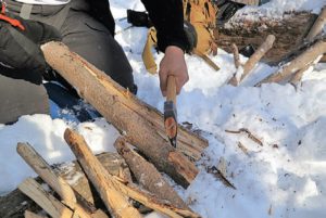 Safest-way-to-split-small-diameter-logs-is-in-kneeling-position