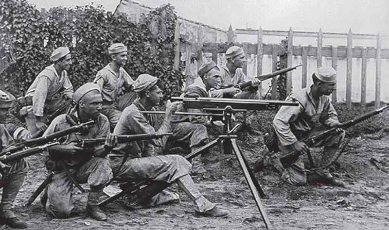 Sailors-armed-with-’03s-and-Colt-M1895-machine-gun-during-1914-invasion-of-Vera-Cruz,-Mexico