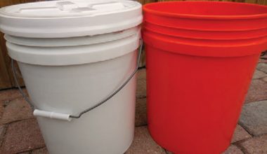 Food-storage-buckets-with-lids-make-excellent-inexpensive-cache-containers