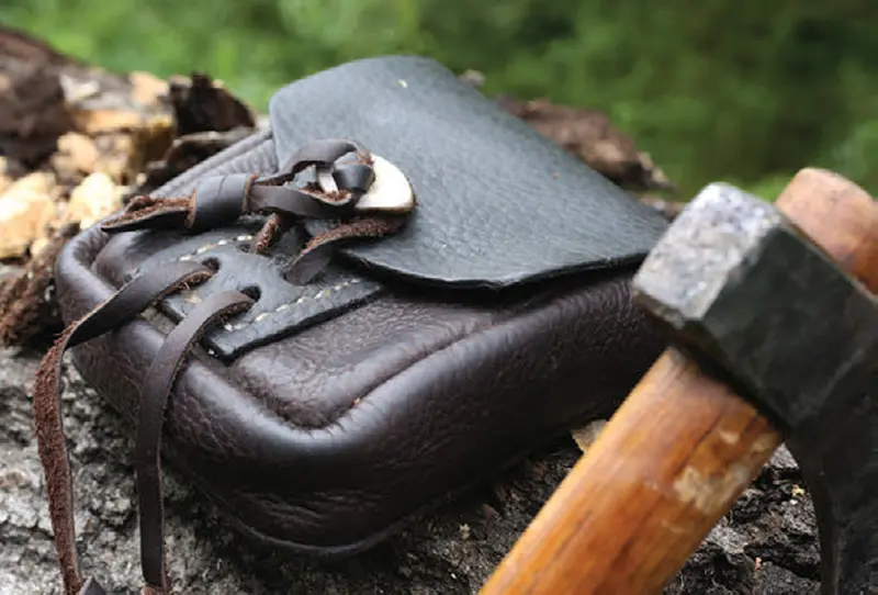 Traditional-looking-possibles-pouch-from-Deep-Woods-Leather