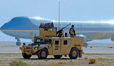 U.S.-Navy-SEALs-guarding-Air-Force-One