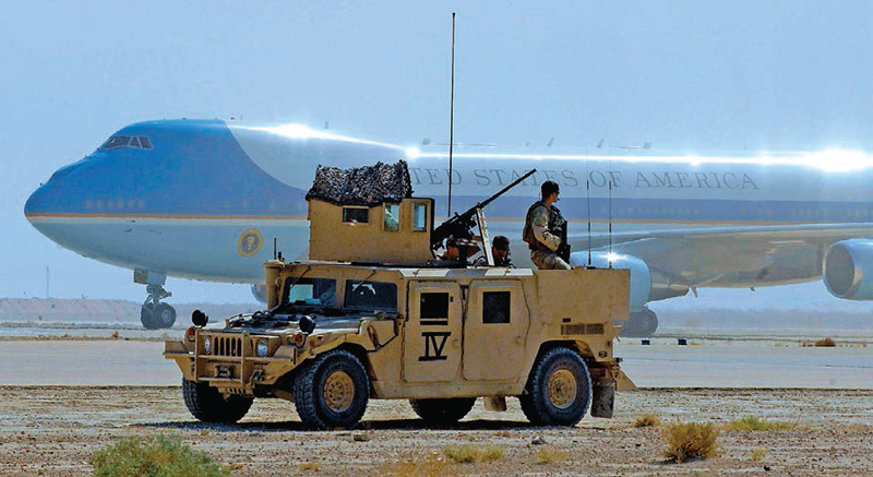 U.S.-Navy-SEALs-guarding-Air-Force-One