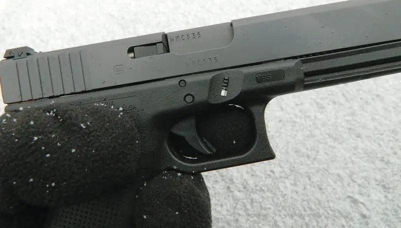 Using-store-grade-winter-gloves,-Glock-proved-compatible-with-gloved-hand-use