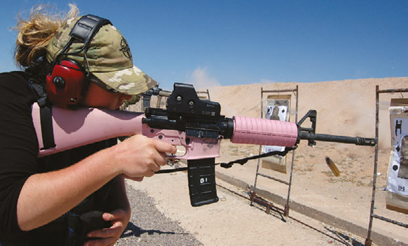 “Awesome”-Ashleigh-Clark-runs-her-pink-AR-strong-hand-unsupported-at-Carbine-Operators-course-in-Casa-Grande,-Arizona
