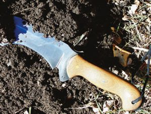 Digging-rocky-soil-isn’t-the-kind-of-blade-abuse-we-like,-but-wide-front-of-M-18-digs-exceptionally-well—for-a-knife