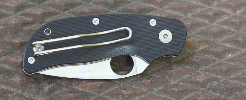 Handle-of-Spyderco-Cat-has-G10-scales-and-is-shaped-to-accommodate-various-combative-grips
