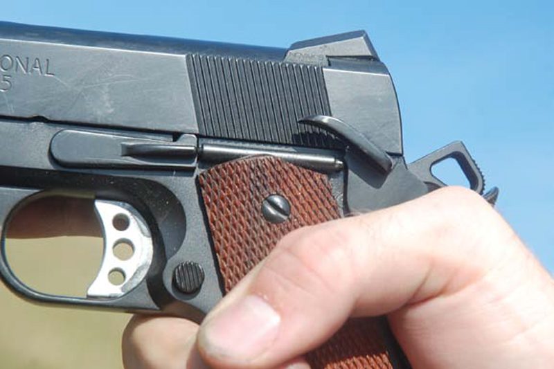 Low-grip-like-this-on-a-1911-is-a-surefire-way-to-not-depress-the-thumb-safety