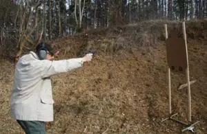 One-handed-shooting-with-P250-Subcompact-illustrates-controllability-with-the-light-pistol