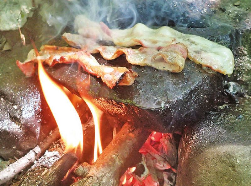 Simple-bacon-fryer-made-out-of-rocks