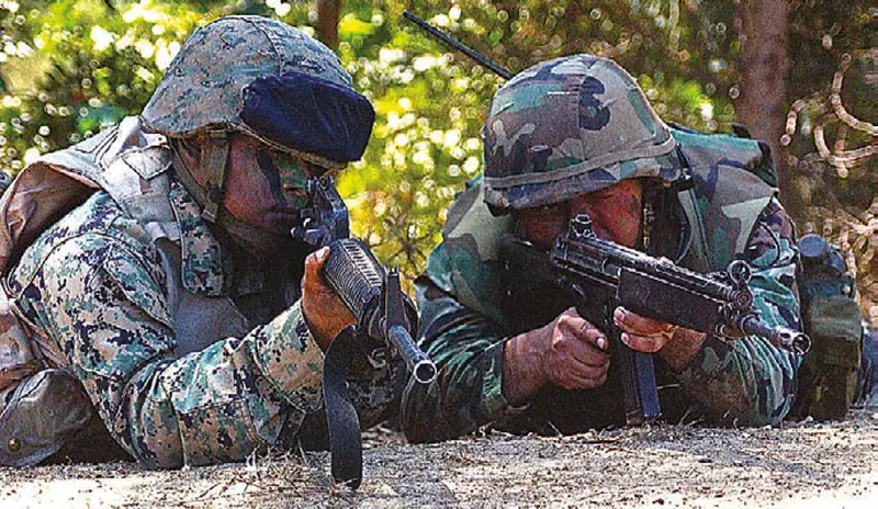 Chilean-Marine-armed-with-HK33A2-and-U.S.-Marine-with-M16