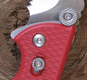 Large-ambidextrous-thumb-studs-deploy-blade-even-with-gloves-on