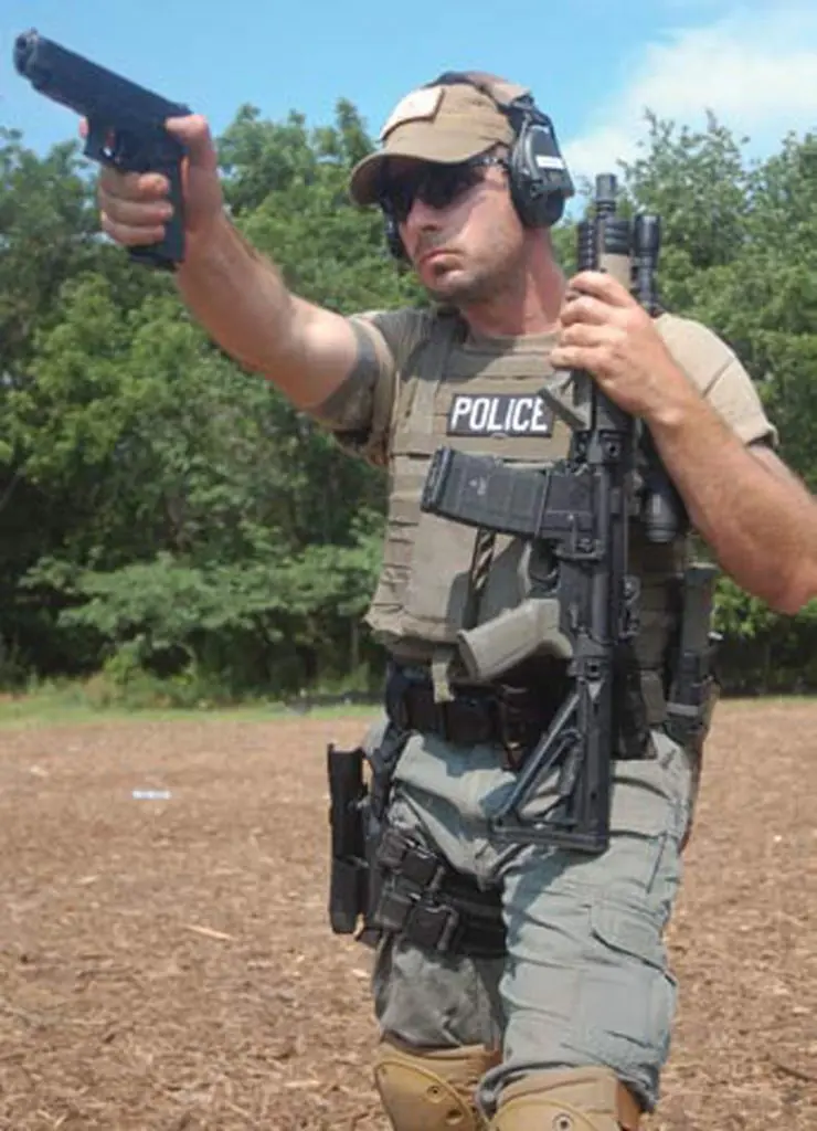 Sgt.-J.R.-Dodd,-Bridgewater,-Virginia-PD,-demonstrates-a-less-optimal-technique