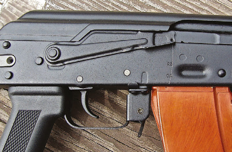 AK-74M’s-selector-safety,-magazine-release-lever
