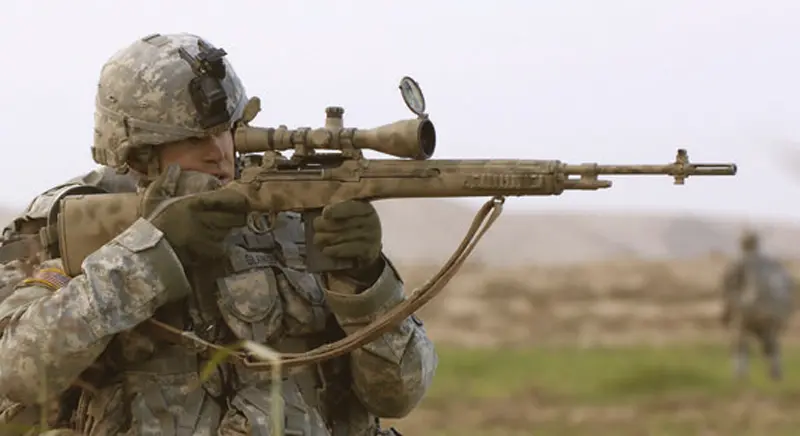 Designated-Marksman-of-22nd-Infantry-Regiment-in-Iraq-in-November-2007,-with-camouflaged-M14-DMR