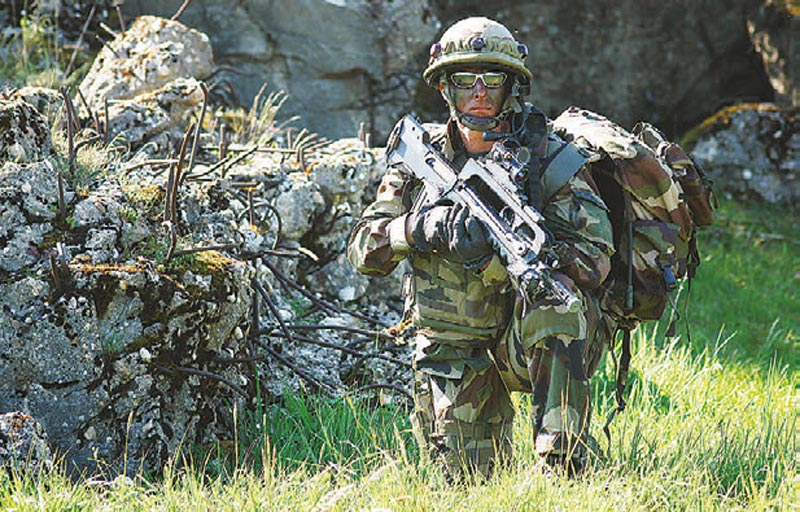 French-soldier-armed-with-FAMAS-mounting-an-optical-sight