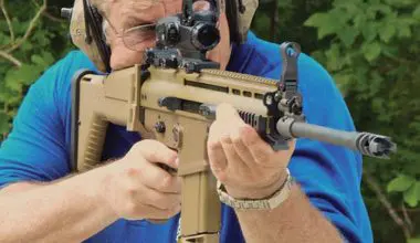 Thompson-shoots-SCAR-L-with-Leupold-HAMR-at-100-yard-plates-offhand-using-CM-R-reticle