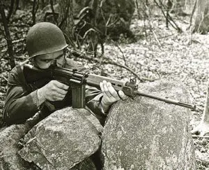 U.S.-soldier-fires-T48-(FAL)